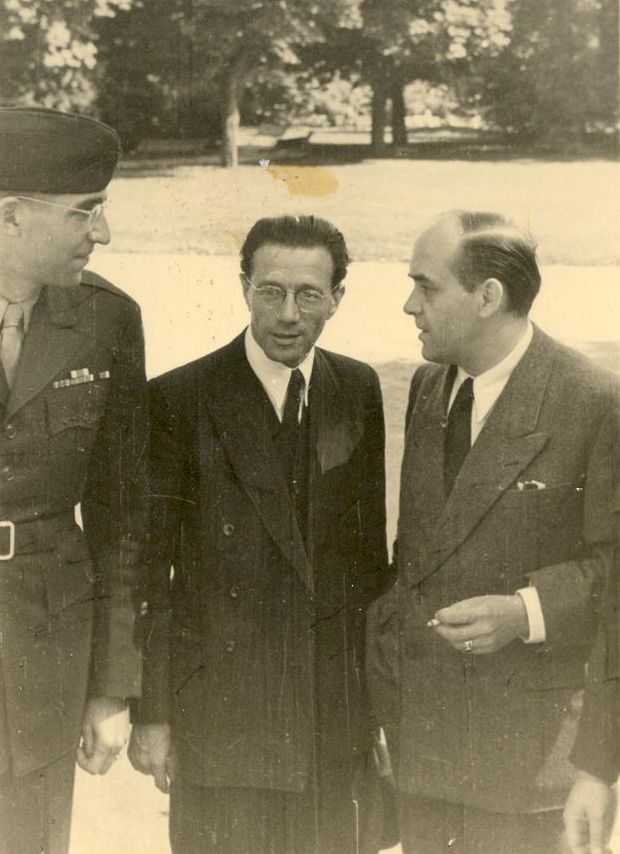 ( von links nach rechts ) Curt Frenzel, Josef Felder und Militär